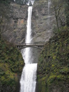 Multnomah Falls and Benson Bridge before the rock fall (copyright hiketricities.com, click to enlarge)